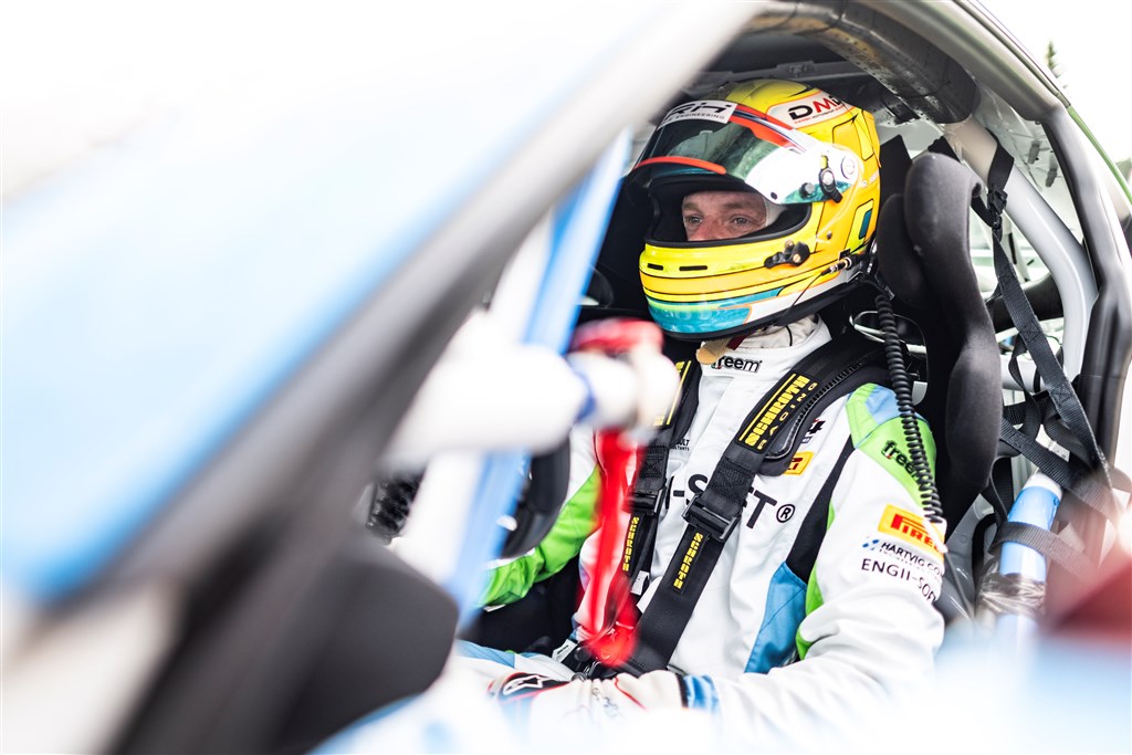 Alexander er klar til årets store udfordringer i bilen og bag skrivebordet.
(Foto: Allied Racing)